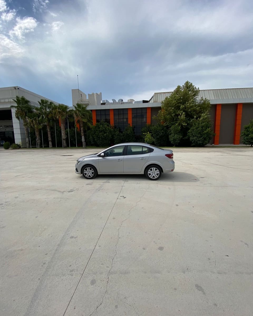 Grandes filosundan gümüş Renault Taliant, Aksu'daki beton alanda