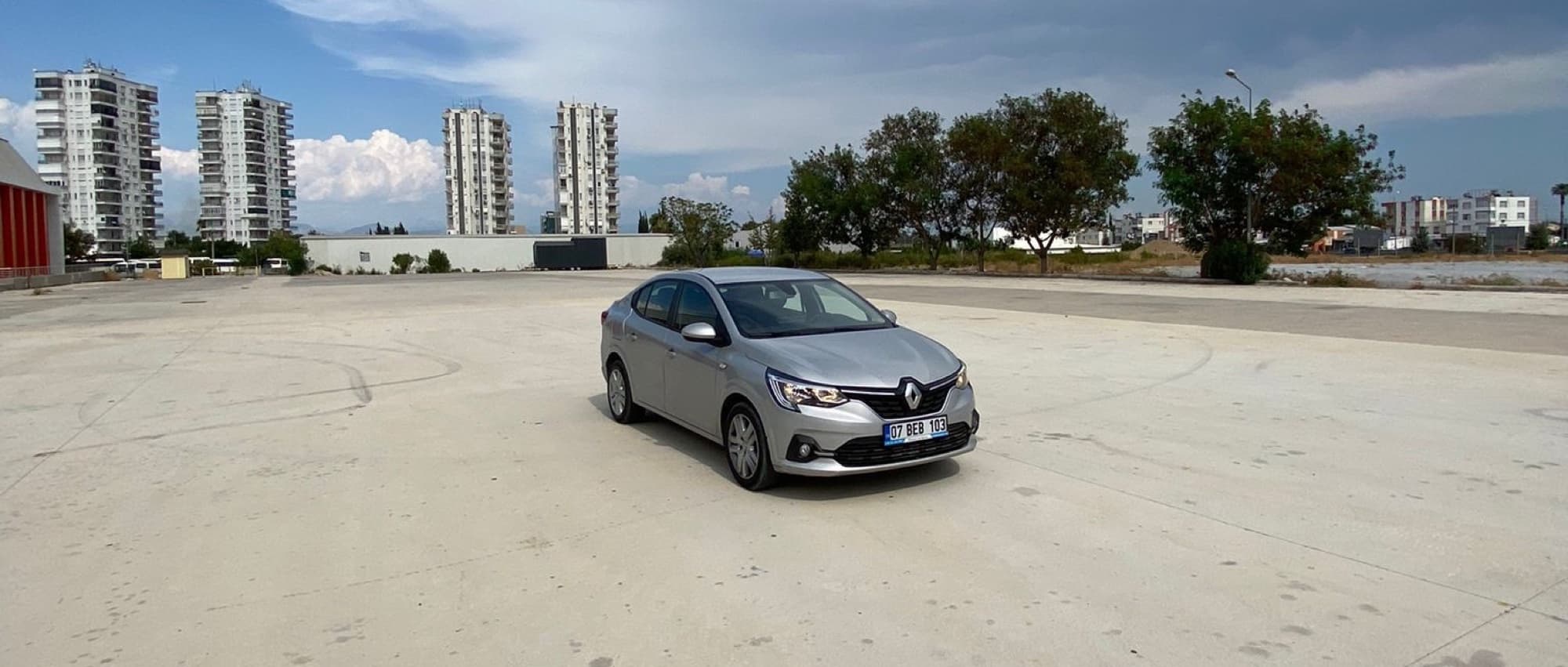 Antalya Aksu'da gümüş Renault Taliant ve bulutlu gökyüzü